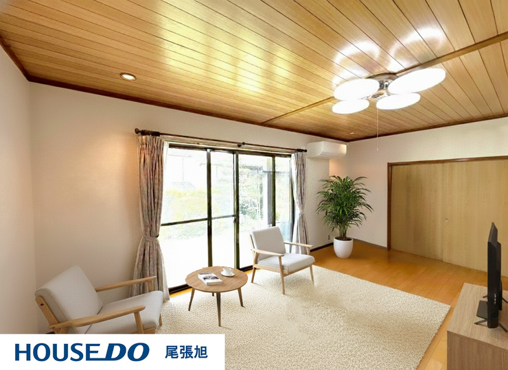 【リビング】
【家具配置イメージ/リビング】光が優しく差し込む明るいリビング♪最高の家族団らんのお時間をお過ごしいただけます♪ひろびろとしたLDKで、ソファや4人掛けテーブルを置いても使いやすい配置です。