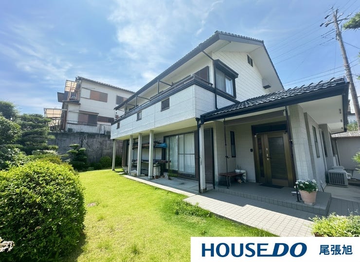 【建物外観】堂々たる趣ながら、時代の流れに惑わされないシックなカラートーンの外観は、主張し過ぎず絶妙なコントラストで輝きを放ちます。※実際の現地写真ですが、CGにより一部家具小物を削除しております。