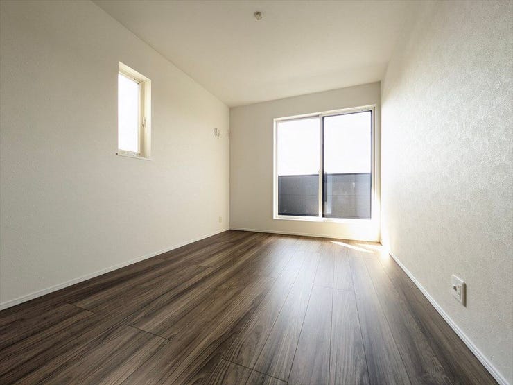 バルコニーに繋がる大きな窓があり、とても明るいお部屋です