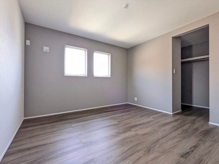 壁面をアクセントクロスにすることで、シックで落ち着いた雰囲気の洋室になっています