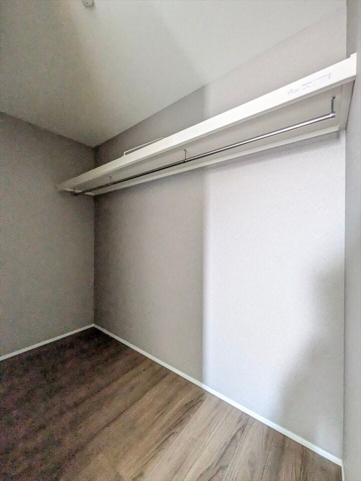 洋服も選びやすい大容量のウォークインクロゼットを用意