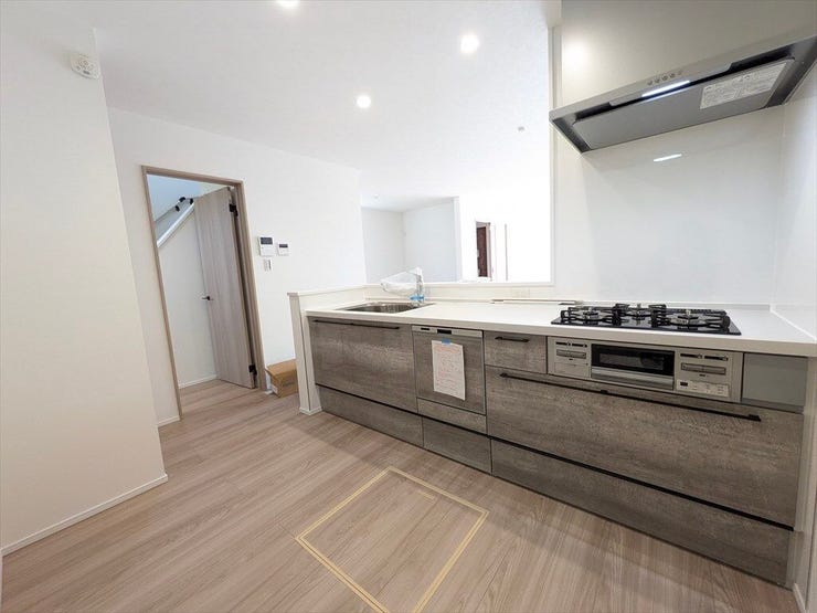 食後に団らんの時間が生まれる食器洗い乾燥機は、使いやすい引き出し式。食後は家族の会話を楽しみましょう