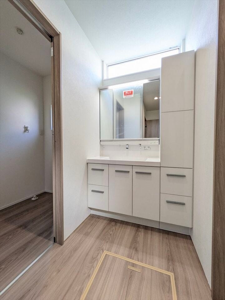 洗面・脱衣所です♪
洗面台に備え付けられた棚が魅力です♪
小物やタオルなどを機能的に仕舞っていただけます♪