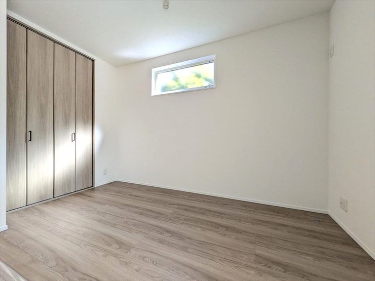 リビング横に位置し、南向きの洋室空間。