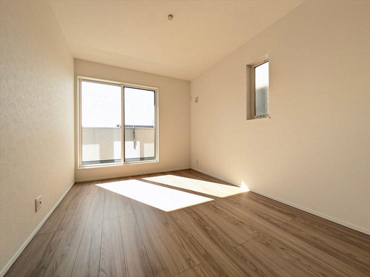 バルコニーに繋がる大きな窓があり、とても明るいお部屋です