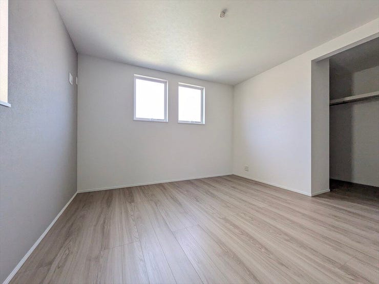 1面をアクセントクロスにすることで、シックで落ち着いた雰囲気の洋室になっています