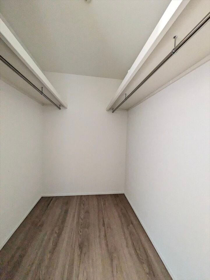 二面のハンガーポールに加え、上部に棚を設け、バッグ類を片付けられます。容量があり、スーツケースなど大きいものも片付けられるでしょう