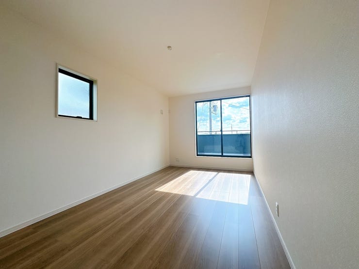 どんな家具にもフィットする床材カラーのお部屋です。