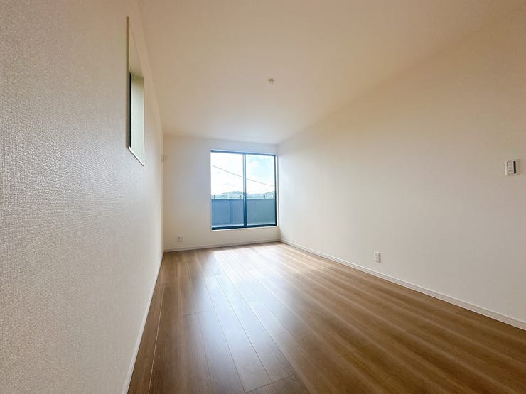 光をたっぷり取り込める窓があり明るい室内です◎