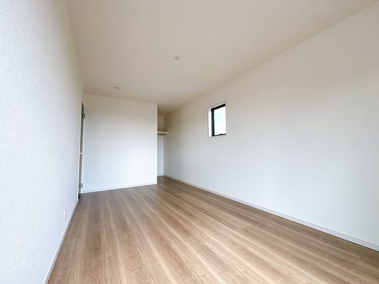 白を基調にした内装で空間がより広く感じられるお部屋です。