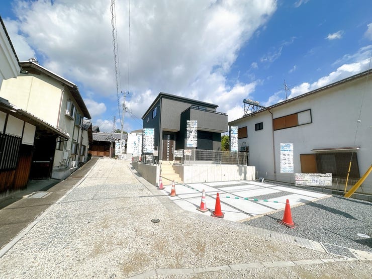 あたたかな陽が差し込む日当り良好の立地です。