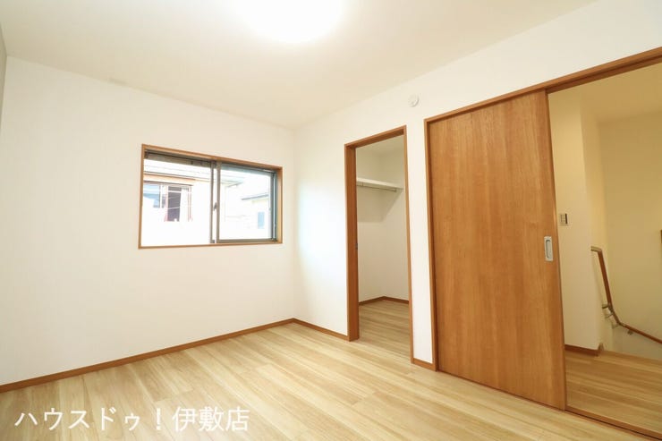 【2F洋室6帖】
主寝室にもなる6帖。ベッド2台プラスαのペースがあり、お子様が小さいうちは家族みんなの寝室として活用できそうですね。