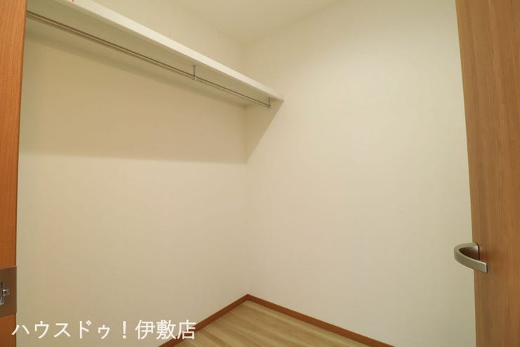 【ウォークインクローゼット】
約2帖のウォークインクローゼットにはハンガーパイプ付きでかける収納が可能です!