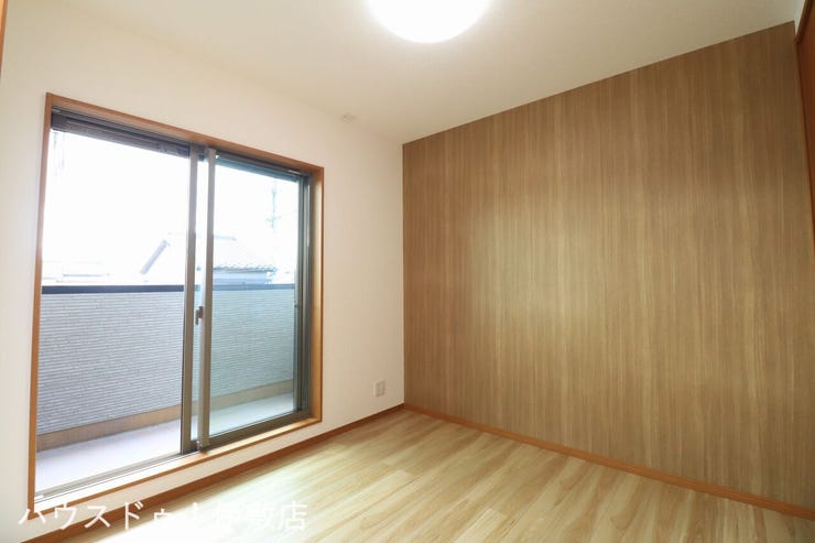 【2F洋室4.5帖】
バルコニー付きの洋室!掃き出し窓になっており、換気も楽々です