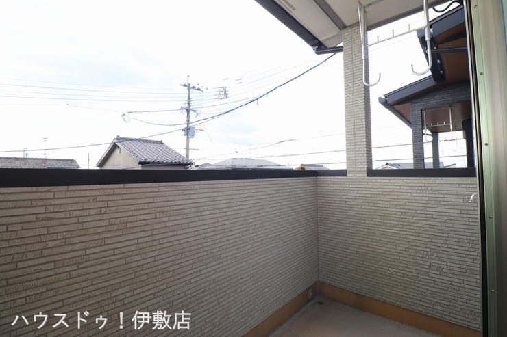 【バルコニー】
物干し金具や水栓付きのバルコニー!お掃除も楽々です
