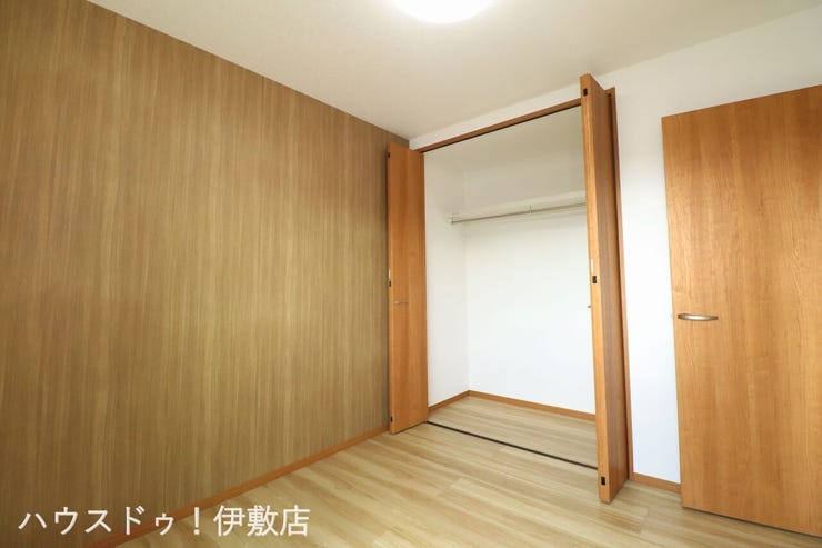 【2F洋室4.5帖】
木目調の落ち着きのある洋室です!クローゼット付