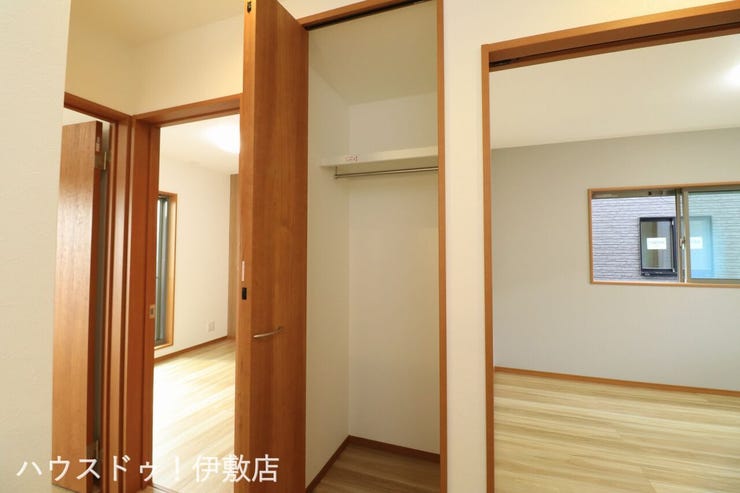 【2F廊下収納】
廊下にも収納付きなのはうれしいですね!扉付きで生活感を出さずに収納可能です