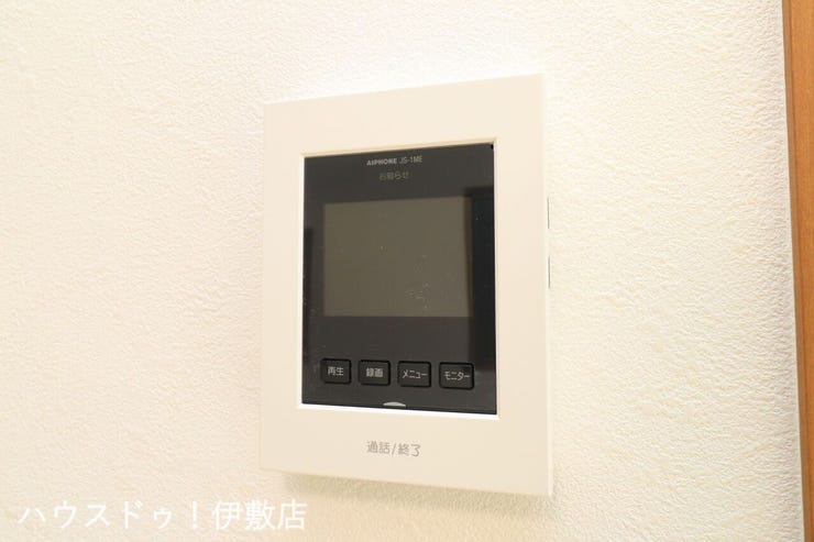 【モニター付きインターホン】
誰が来てもわかるモニター付き♪女性が一人で家にいてもこれなら安心
