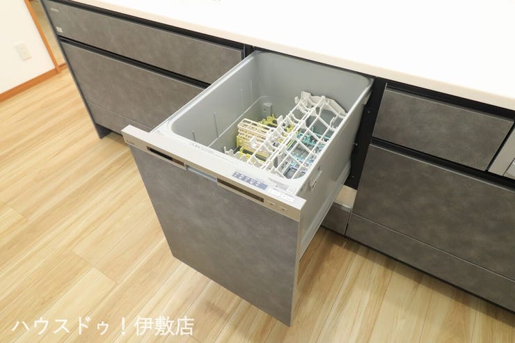 【食器洗浄乾燥機】
キッチンには人気の食洗機を搭載!
日々の家事の手間を低減してくれます。