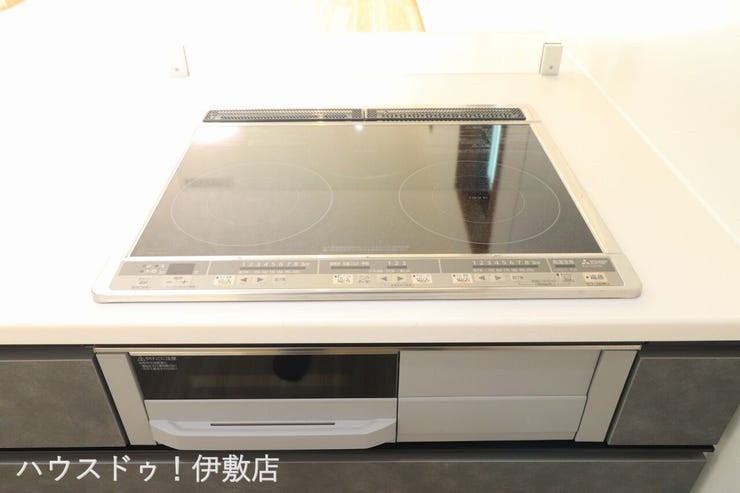 【IHクッキングヒーター】
火を使わないので、小さなお子様にも安心♪お手入れもさっとひと吹きです。