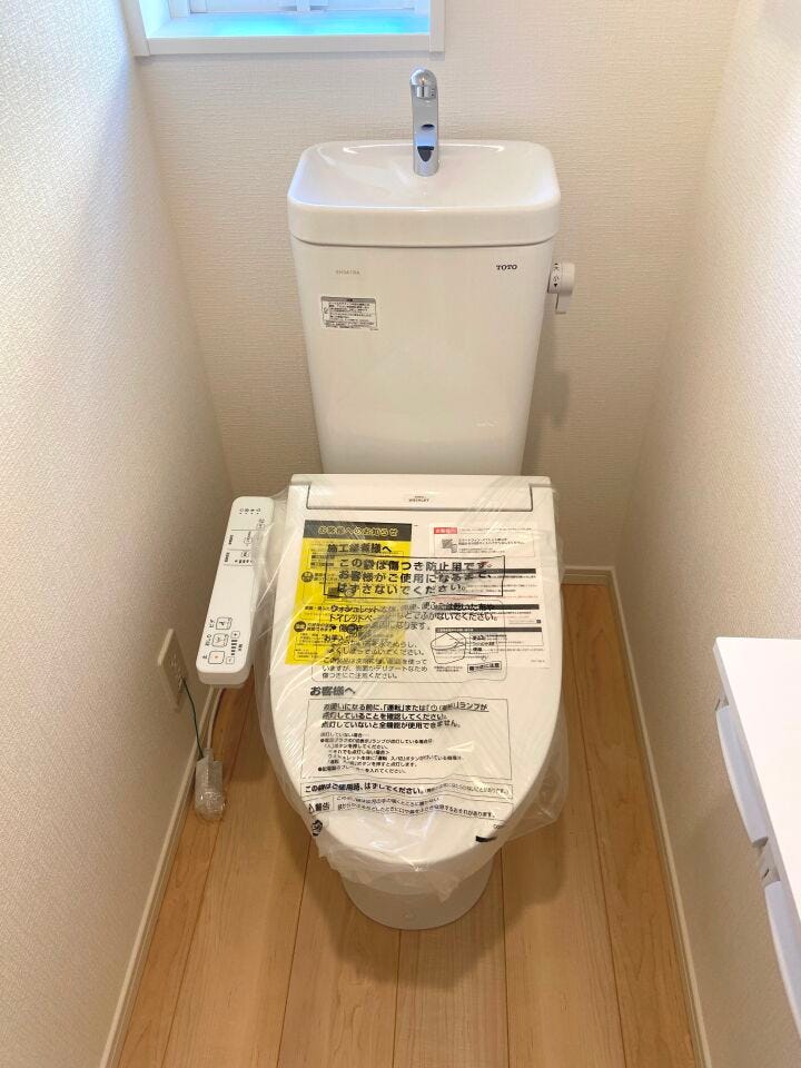 温水洗浄便座付トイレ。各階トイレで混雑時でも安心です。