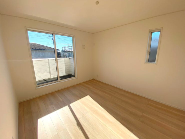 7帖の洋室。収納や在宅ワークにも便利なサービスルームも完備しております。