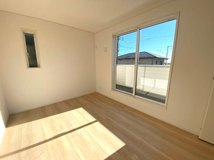 6.5帖の洋室。南向きのバルコニーに出入り可能です。全室フローリングでお掃除も簡単!