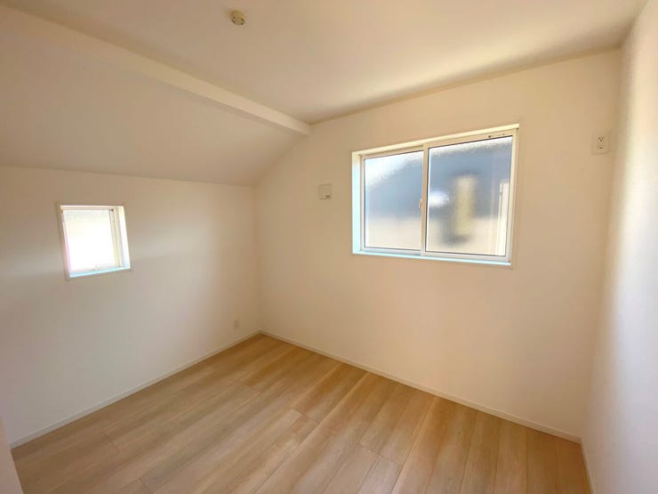 5.5帖の洋室。各居室に収納スペースがございます。お子様やご家族の荷物がすっきり保管できますね。