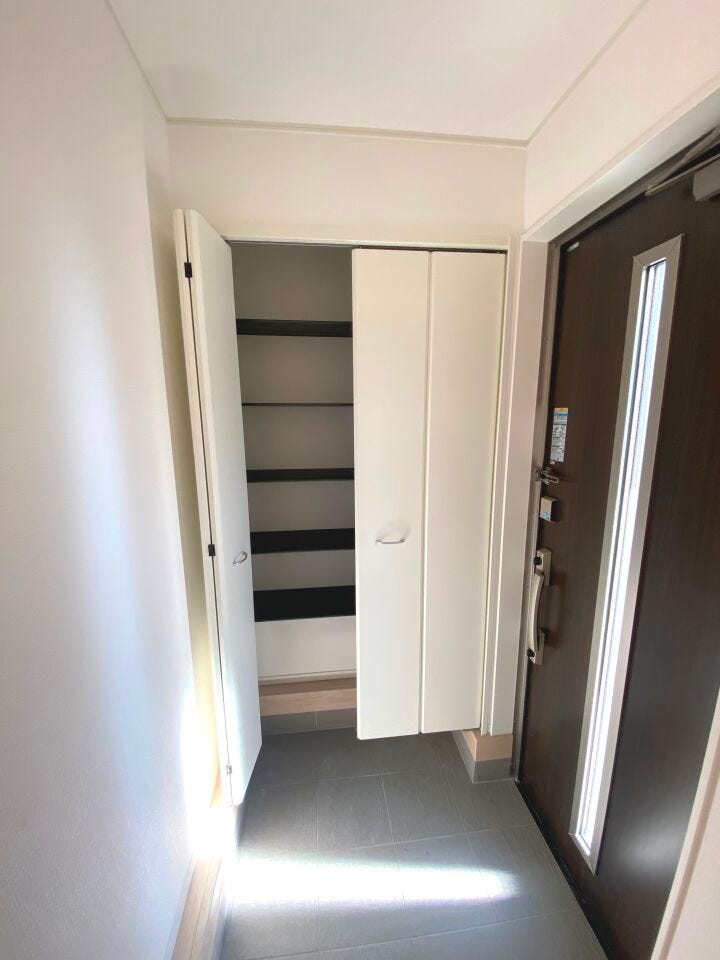 可動棚付きの玄関収納を設置した玄関。履物やアウトドア用品を収納でき整頓された空間に!