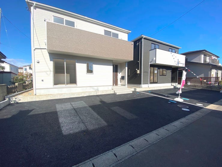 並列3台駐車可能なカースペースを完備しております。