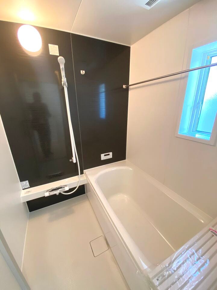 足を伸ばしてお湯に浸かれる浴槽で一日の疲れをリフレッシュ。浴室暖房乾燥機付きで快適さUP!