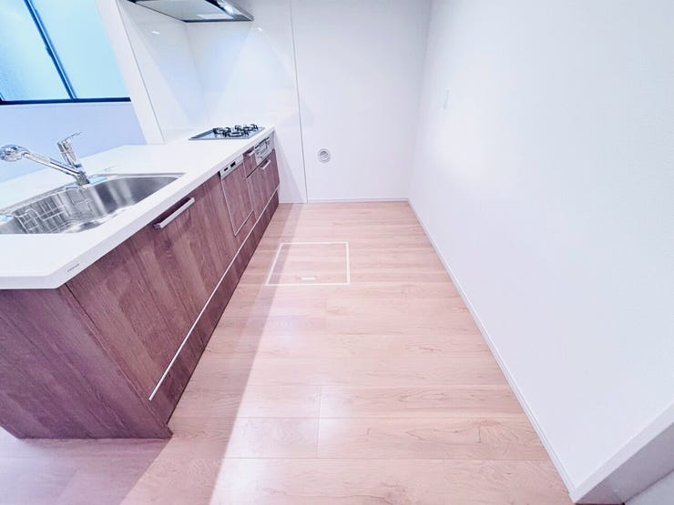 床下収納には長期間保存ができる醤油や味噌などをストックしたり、防災用の缶詰やレトルト食品などをまとめて保存したりしておくと安心です♪