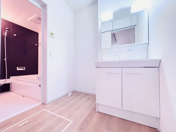 高い位置に水栓があり、水垢が付きにくい洗面台です!お掃除がとっても楽になります♪