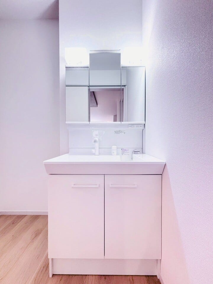 三面鏡付き洗面台は鏡の裏に大容量の収納があり、収納物を隠すことが出来ます!