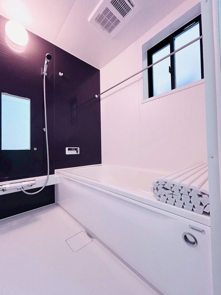 浴室に窓があるため定期的に換気ができ、湿気を逃がしてカビを防止することができます♪