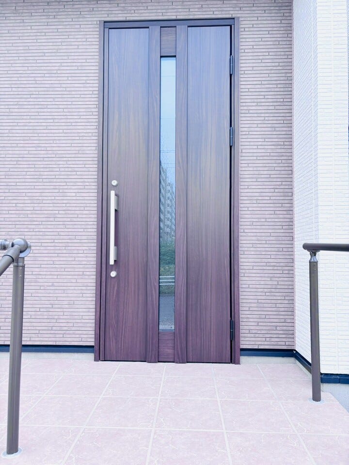 ガラス付きの玄関ドアはガラス部分から自然光が入るため、玄関が明るくなり、日中は照明を使わずに済むこともあります!