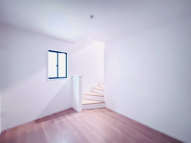 書斎や物置にもなど、ライフスタイルに応じて自由に使える1階のサービスルーム♪