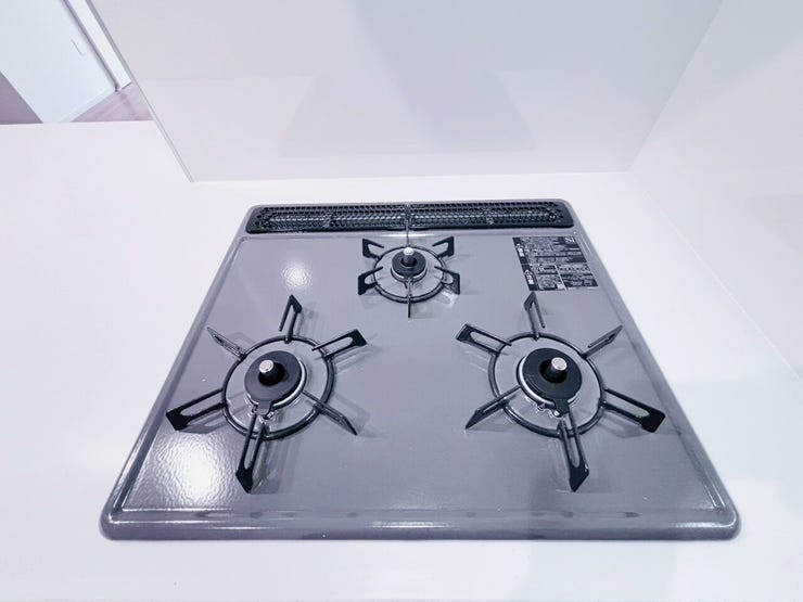 扉付きのクローゼットは中を隠せるため、生活感を抑えた洗練された印象を保ちやすいです!