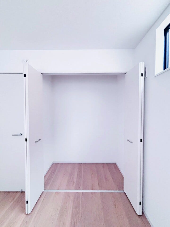 扉付きのクローゼットは中を隠せるため、生活感を抑えた洗練された印象を保ちやすいです!