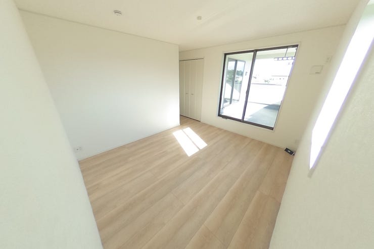 ●8帖洋室●主に主寝室としてご使用いただけます。白を基調とした明るい洋室です。好みの別れない配色なので、カーテンや家具の色味でお好みの空間にカスタマイズできます(甲斐市篠原 新築建売戸建)