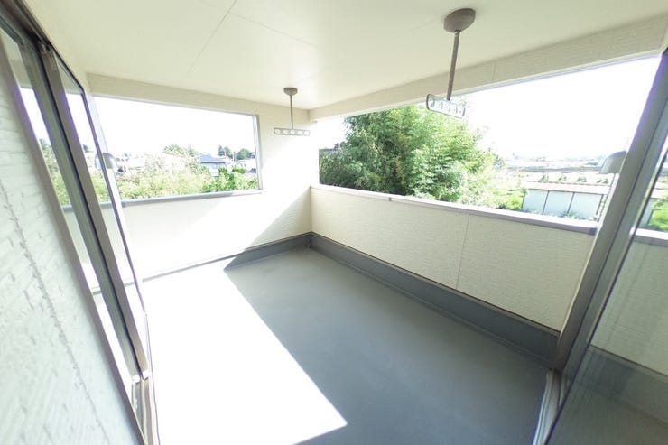 突然の雨にも安心のインナーバルコニーです。2部屋から出入り可能です。共働き世帯にも好評です。ゆったりスペースでテーブルセットを置いてプチアウトドア気分もよいですね♪(甲斐市篠原 新築建売物件)