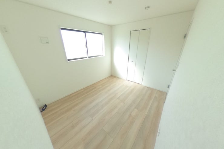 ●5.2帖洋室●白を基調とした明るい洋室です。好みの別れない配色なので、カーテンや家具の色味でお好みの空間にカスタマイズできます♪お子様部屋としてもお使い頂けます♪(甲斐市篠原 新築建売住宅)