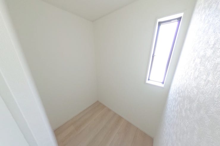 ●5.2帖洋室WIC●シンプルでスッキリとしたウォークインクローゼットには、壁面収納や収納棚を用いてお好みの収納空間にアレンジできます♪大型箱物収納にも便利です♪(甲斐市篠原 新築建売物件)