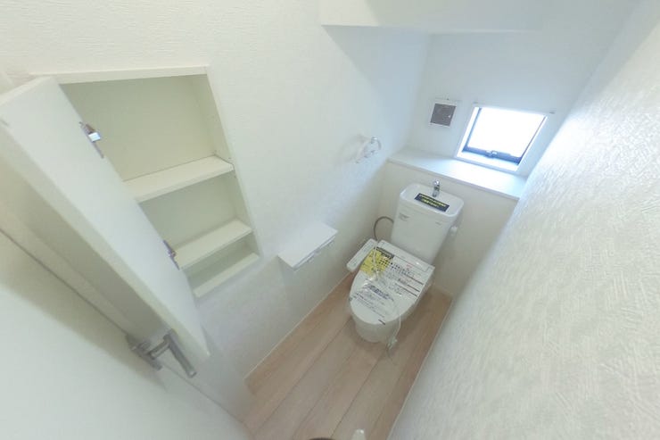 ●1階お手洗い●お手洗いは1階、2階共に手洗いタンク、タオル掛け、収納、ウォシュレット機能搭載です。(甲斐市篠原 新築建売戸建)