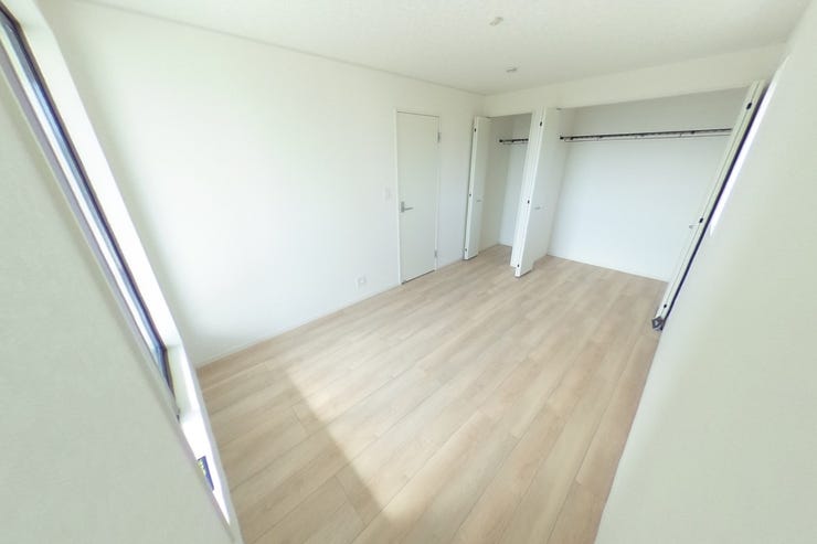 ●6.7帖洋室●白を基調とした明るい洋室です。好みの別れない配色なので、カーテンや家具の色味でお好みの空間にカスタマイズできます♪バルコニーへの出入りも出来ます♪(甲斐市篠原 新築建売住宅)