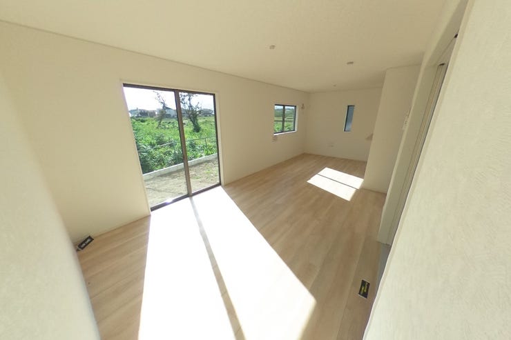 白を基調とした明るい18帖のLDKはダイニングスペース、リビングスペースと分けて使用してもゆとりのある広さです♪(甲斐市篠原 新築建売戸建)