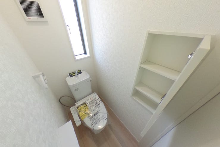 ●2階お手洗い●お手洗いは1階、2階共に手洗いタンク、タオル掛け、収納、ウォシュレット機能搭載です。(甲斐市篠原 新築建売住宅)