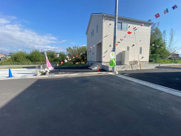 前面道路は幅もゆったり!分譲地の行き止まりになっており、
車通りも少ないのでお車の入出庫も楽々です♪小さなお子様のいらっしゃるご家庭にも安心ですね。(甲斐市篠原 新築建売物件)