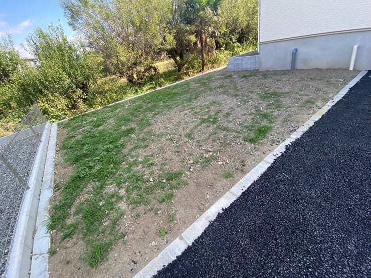 駐車スペースは道路側がアスファルト施工、その奥が写真のようになっており、4台駐車可能です。外構工事費込みの販売です。(甲斐市篠原 新築建売戸建)