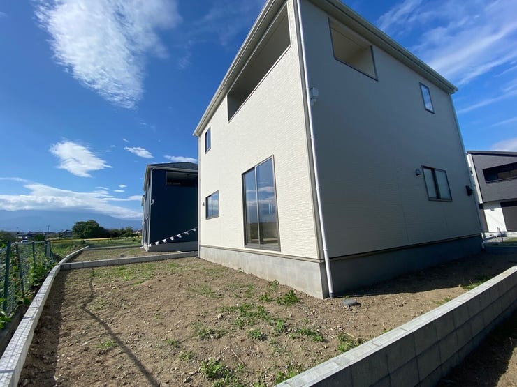 インナーバルコニーは突然の雨にも安心♪共働き家庭にも嬉しい設備です!全居室ペアガラス採用!繰り返す地震の揺れを吸収する家クワイエ♪防犯カメラ付きです♪(甲斐市篠原 新築建売住宅)